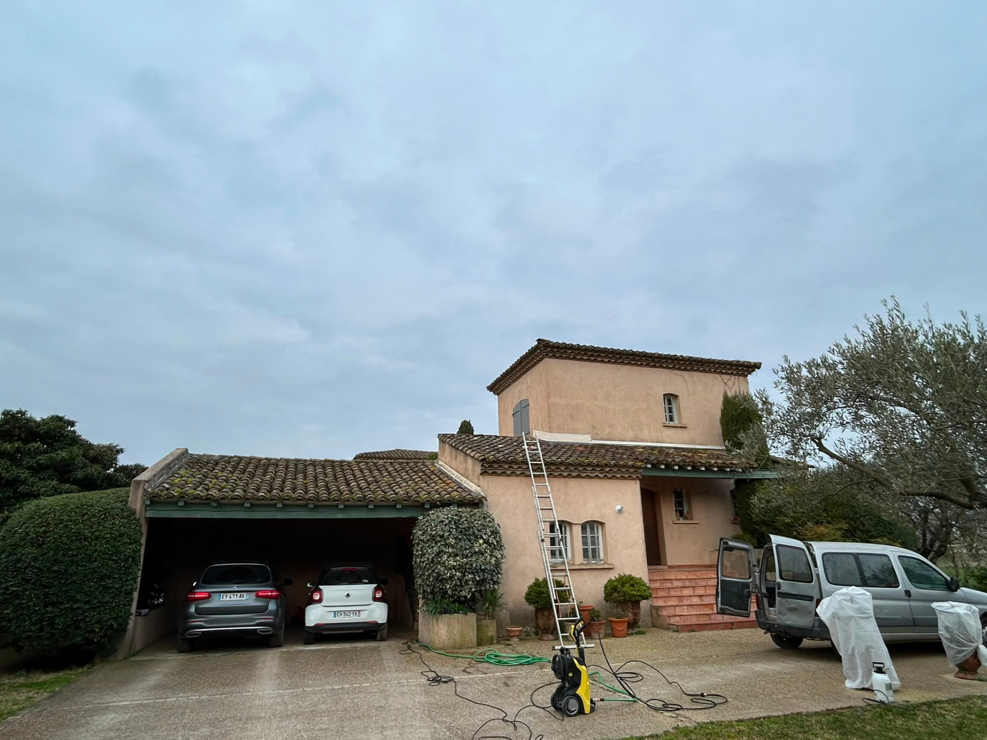 Chantier de démoussage de toiture avec nettoyeur haute pression