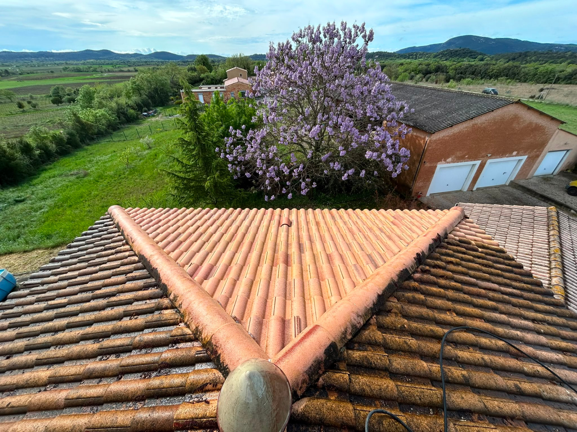 Vue d'ensemble d'une toiture rénovée dans la campagne gardoise