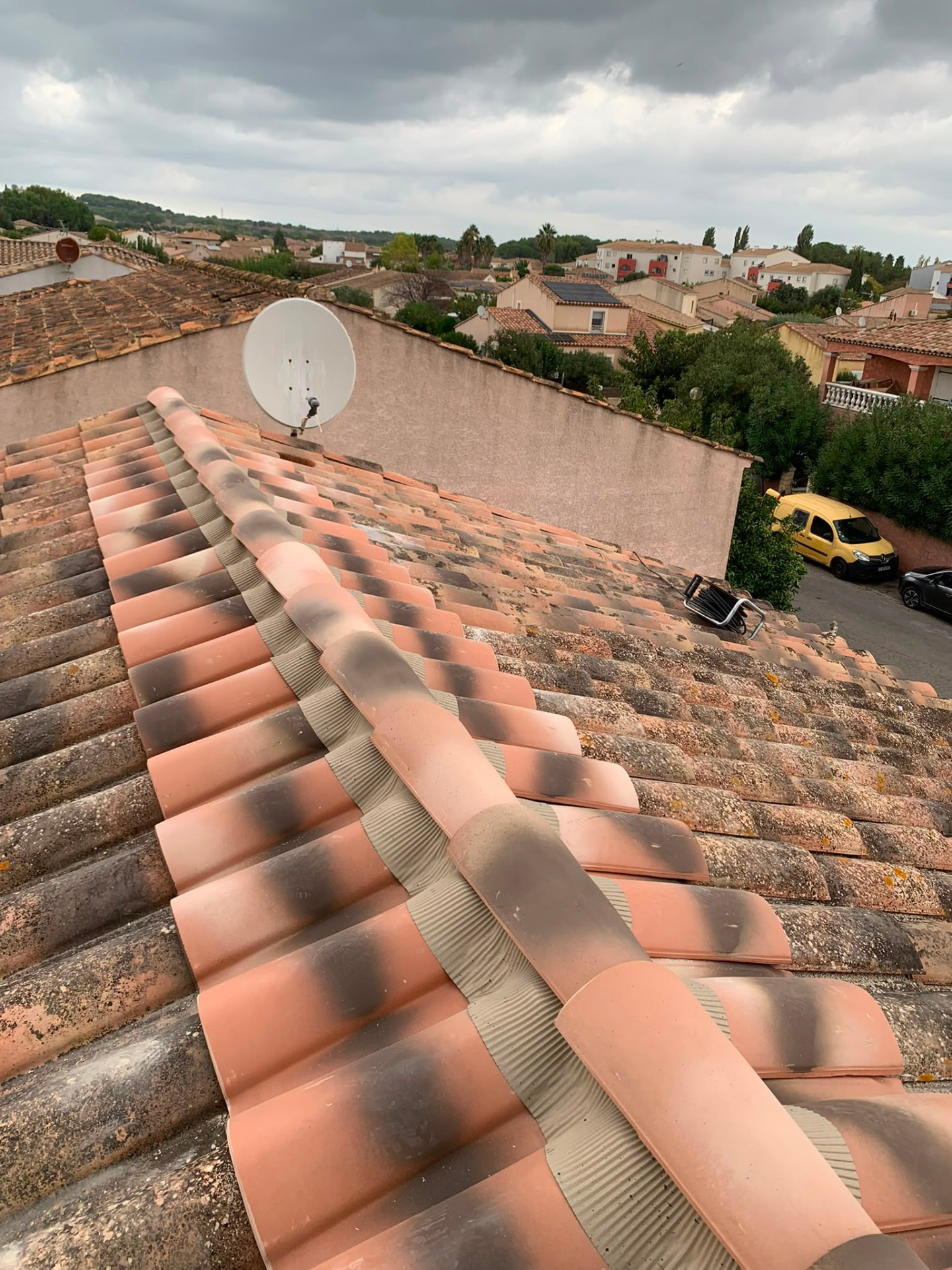 Faîtage scellé au mortier sur une toiture en tuiles à Vauvert